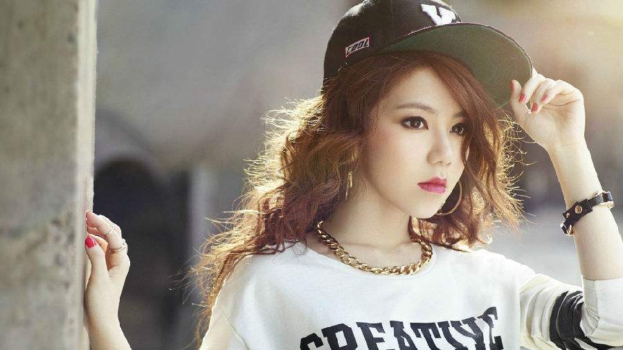 2015年邓紫棋登福布斯,4年后失去名字使用权,51000条恶评多可怕