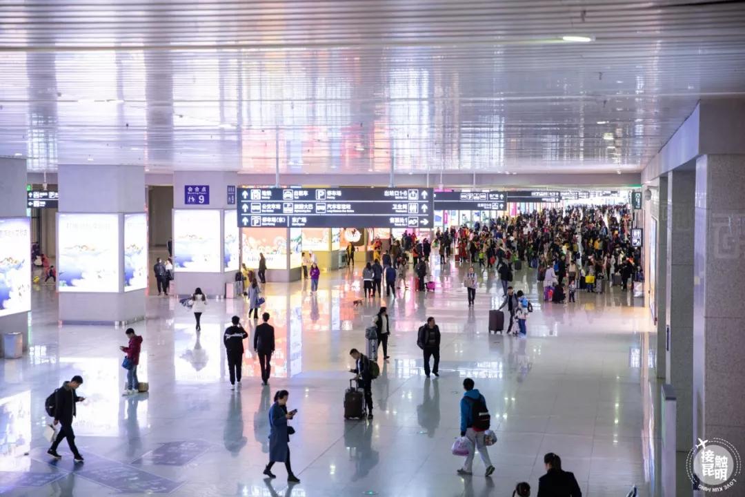 直击春运首日各地出行现场,春运首日直击带上祝福温暖回家