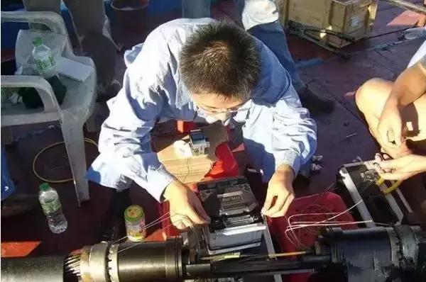 海底光缆是怎么铺设的,海底光缆如何维护