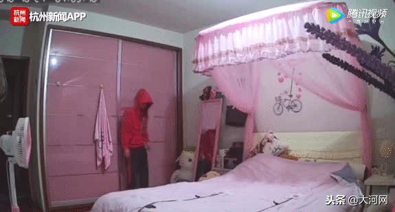 入室盗窃发现摄像头怎么办？小偷凑上前，把镜头转了个方向……