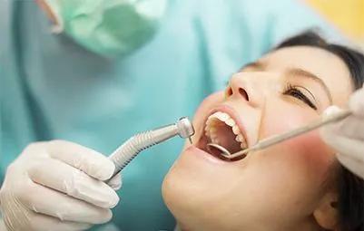 Helen齿科中心——口腔健康，从保卫牙周做起