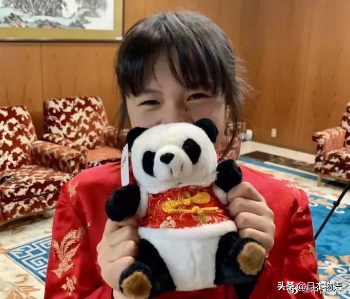 日本女孩鞠躬为中国募捐,日本女孩鞠躬为武汉募捐