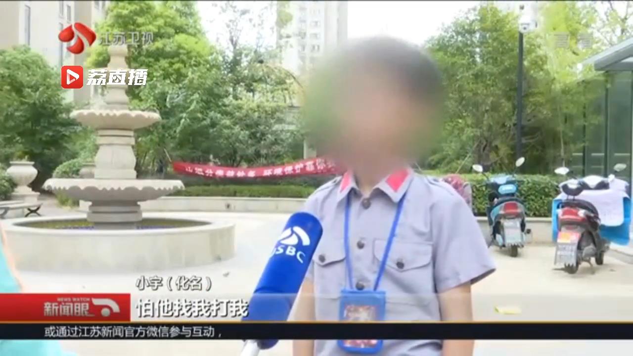 孩子路边踢球砸中女子被同伴踢飞,男孩路边踢球砸中女子男子踹飞