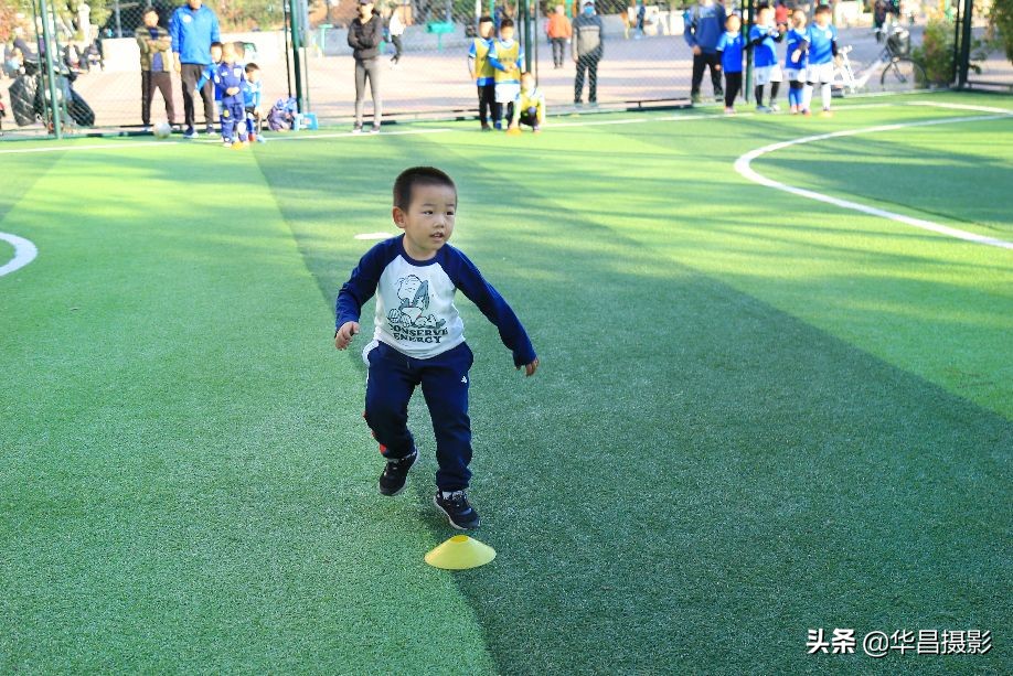 儿童足球训练搞笑瞬间,小孩足球训练10个基本动作