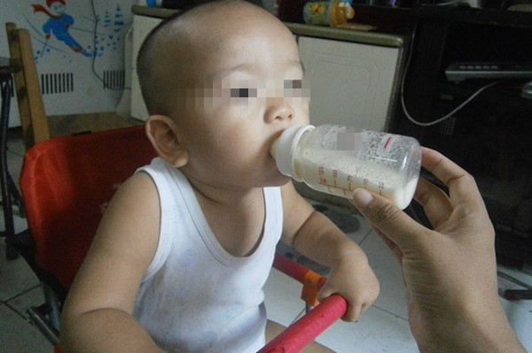 给宝宝冲奶粉时总是有泡沫，可能是这4个原因，宝妈需要了解