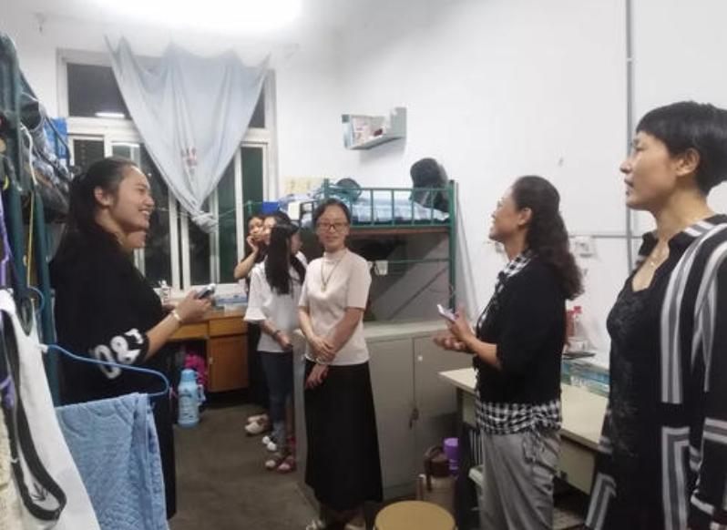 大一就被室友孤立了怎么办,大一新生宿舍床铺怎么抢