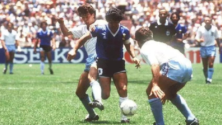 马拉多纳当教练惹争议,球王马拉多纳的传奇一生