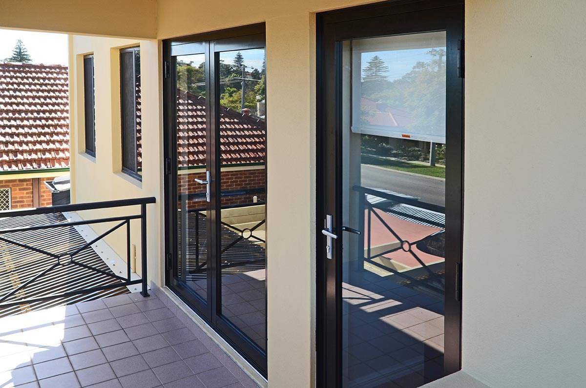 铝合金好还是塑钢门窗好,铝合金门窗和塑钢门窗怎么区别