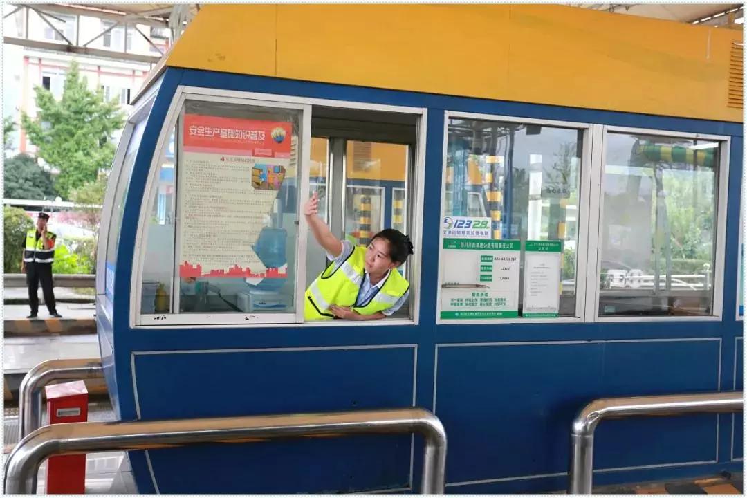 暴雨吊桥救人,暴雨救援桥