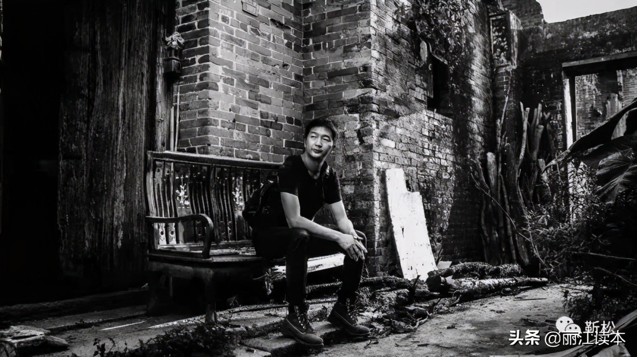 他被称为民谣诗人，连续七年在全国巡演，却少有人知道他来自丽江