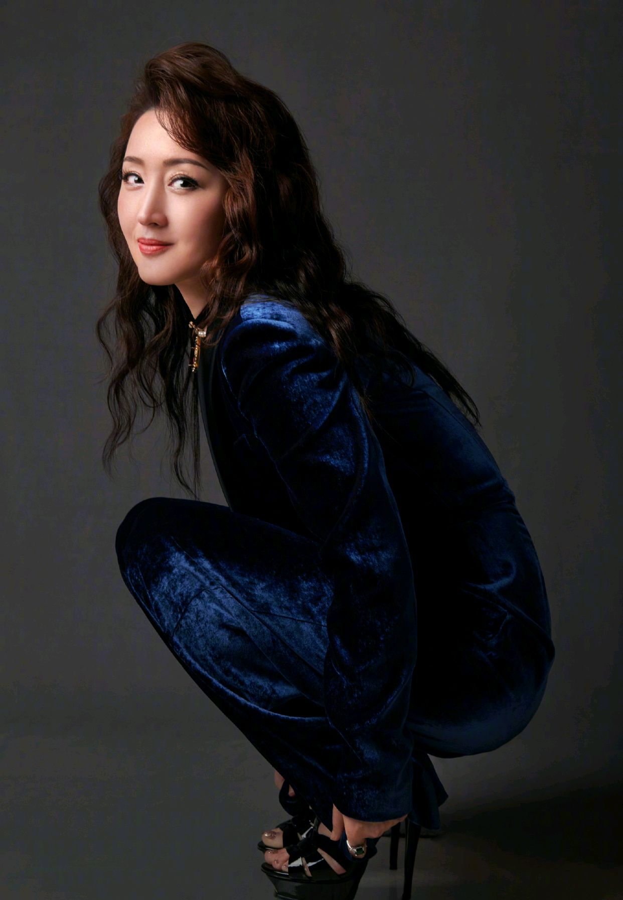 49岁的杨钰莹很有气质,杨钰莹一袭黄色连衣裙优雅温柔