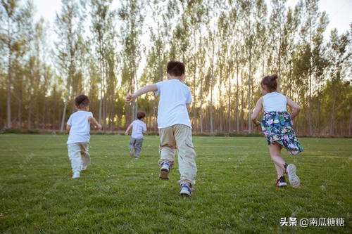 孩子抠指甲是缺什么,孩子抠手是缺什么维生素