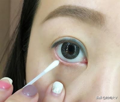 为什么眼妆画起来特别显黑,为什么眼妆上面容易卡