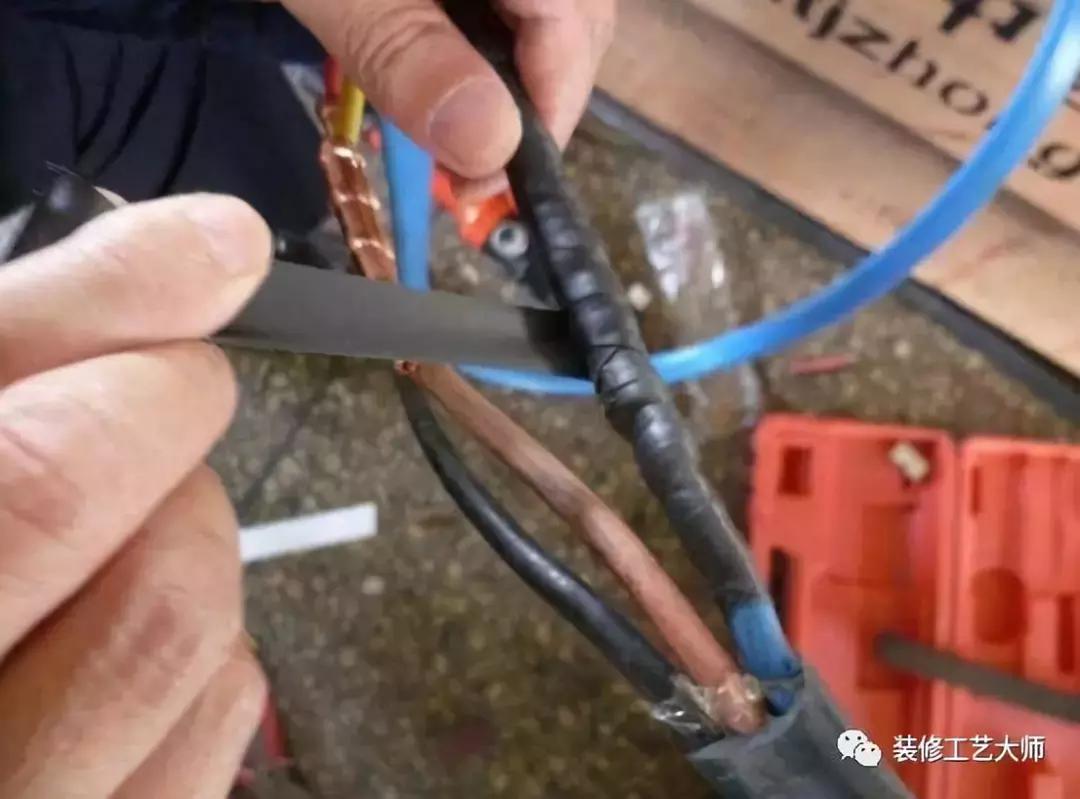 原来10年老电工这样接电线,电工直接用手接电线怎么不会触电