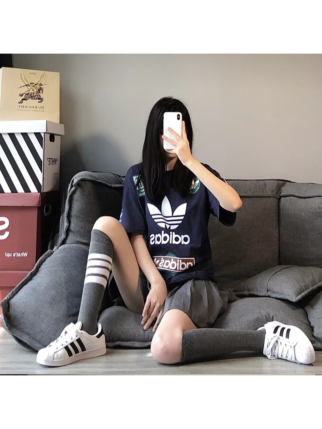 阿迪短袖加牛仔裤穿搭,阿迪短袖配百褶裙