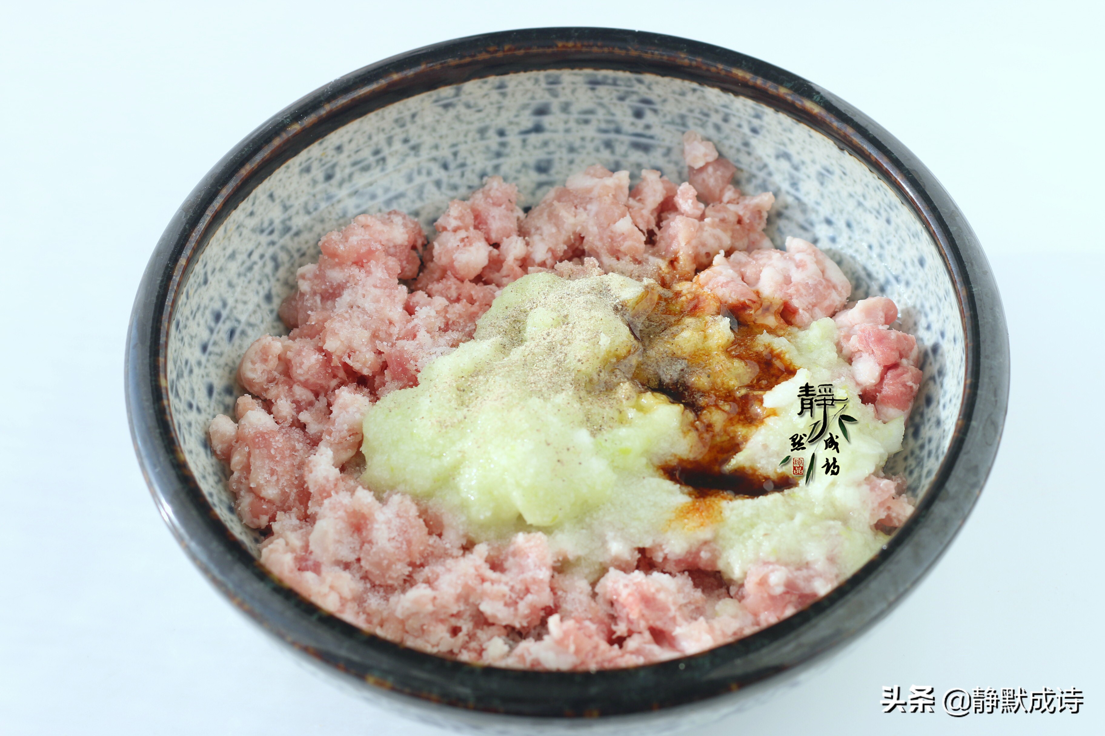 馄饨馅儿先放鸡蛋还是先放葱姜水,馄饨馅儿里面都需要放什么调料