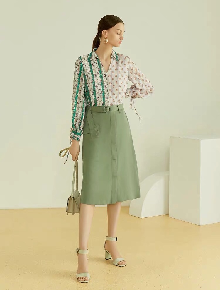 绿色连衣裙搭配什么颜色好看,绿色连衣裙搭配什么颜色上衣