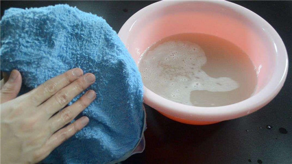 洗衣机洗的毛巾闷臭味要怎么处理,为什么毛巾越洗越硬还会有臭味