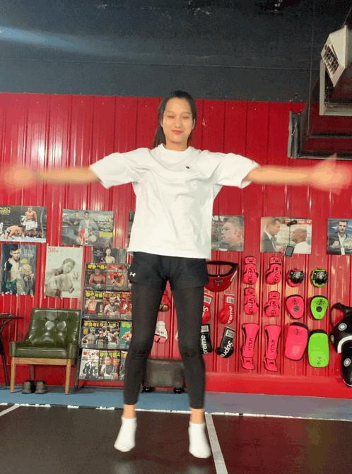 蝴蝶袖、拜拜肉怎么办？6个动作轻松搞定，简单实用，快速见效