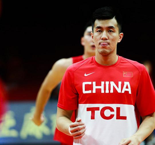 郭艾伦不慎被拉拉队绊倒现场反应,郭艾伦摔倒在拉拉队是第几节