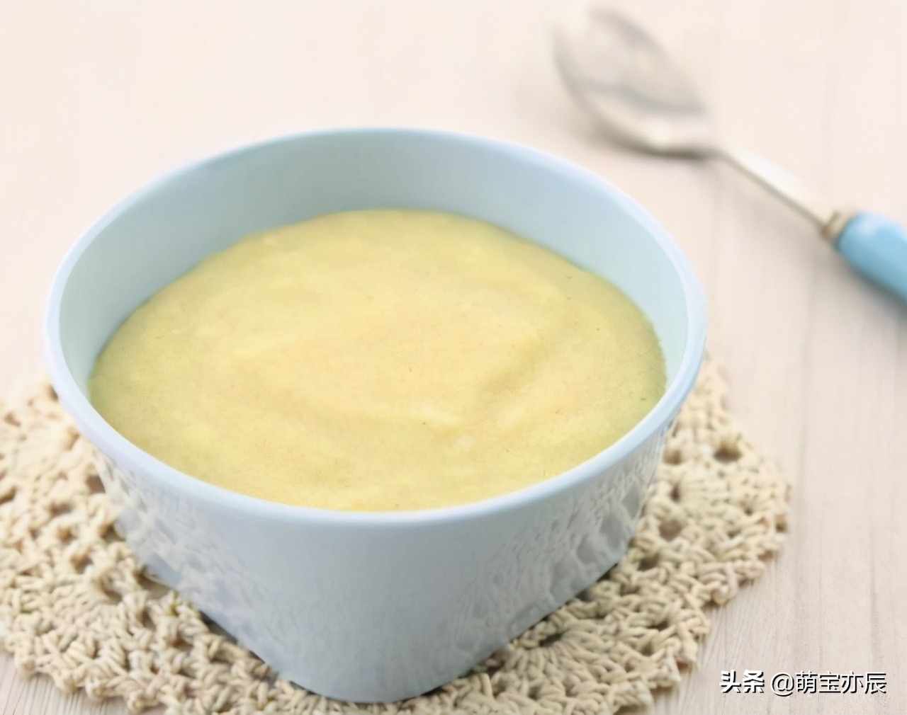 宝宝醒着总是哭闹怎么回事,小朋友半夜哭闹不醒是怎么回事