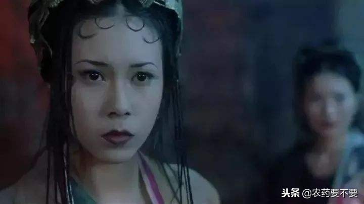 坐在星爷车后座的是谁,周星驰自行车后座到底是谁