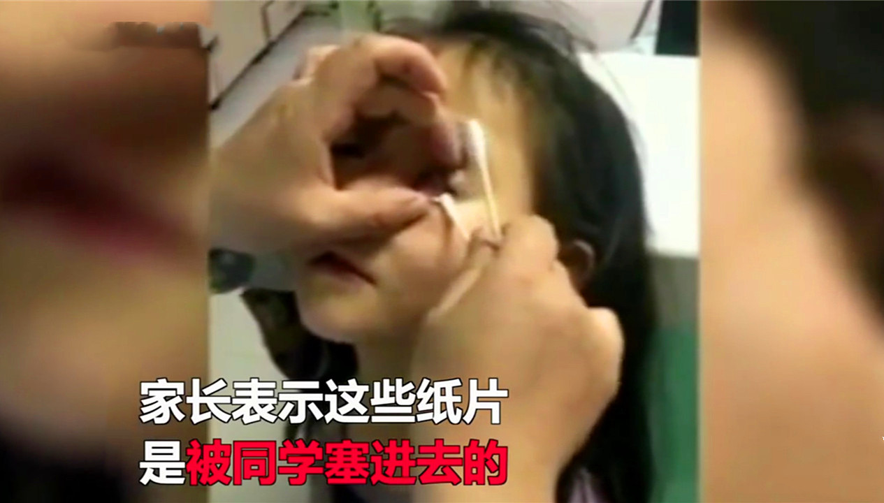 七岁女孩被同学塞纸条,女孩被同学塞纸条