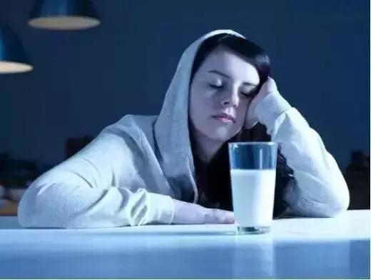 试管移植后胚胎着床那一刻会腹痛,试管移植10天双胎出血腹痛吗