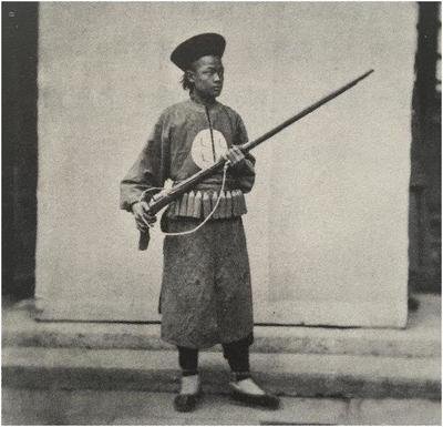 晚清*队军**用火器，八旗绿营被嘲笑不如大姑娘，淮军买枪只买便宜的