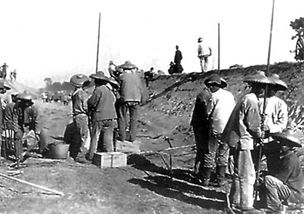 洪二代走难有多倒霉？衣服被抢，帮人赶鸭子、卖咸鱼、掏粪、炒菜