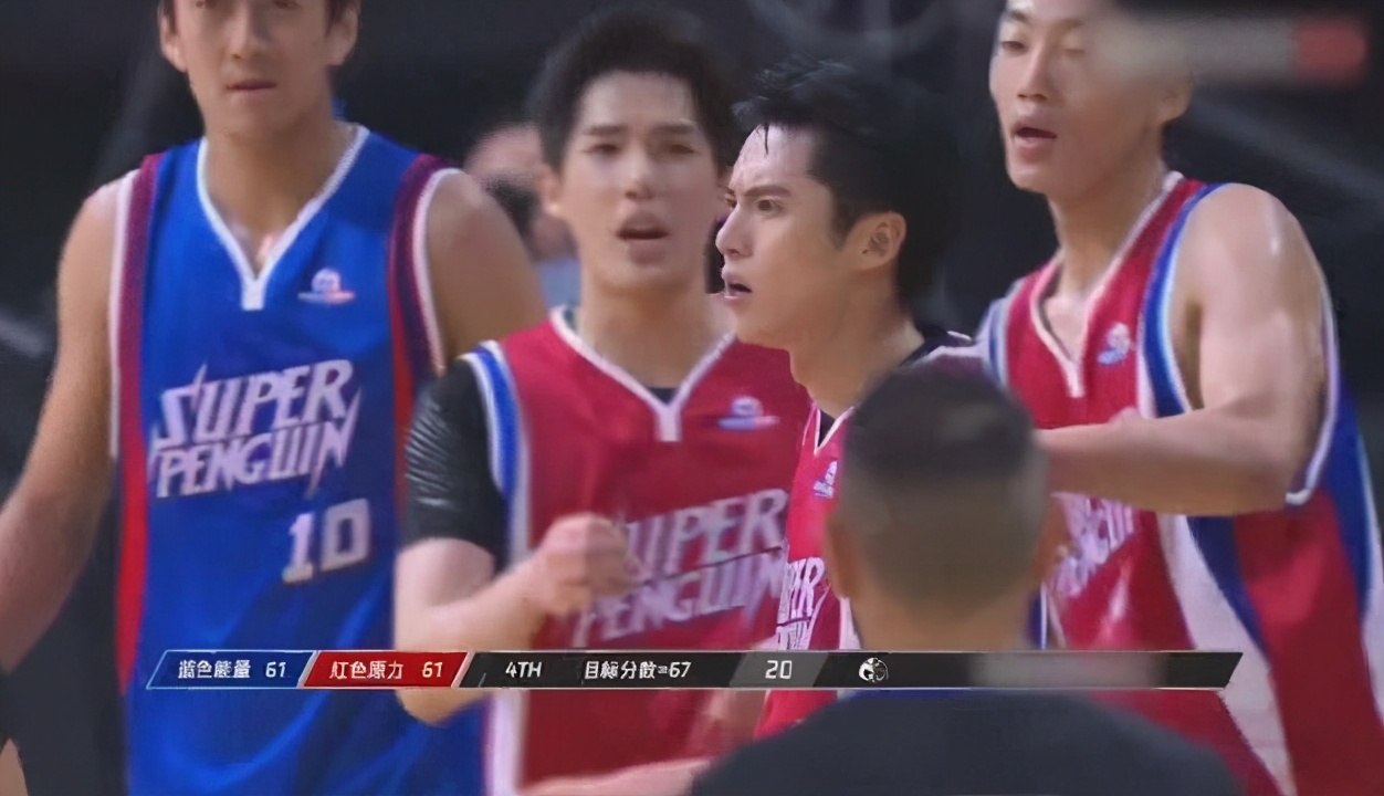 王鹤棣打篮球被撞飞犯规,裁判王鹤棣不满判罚离场