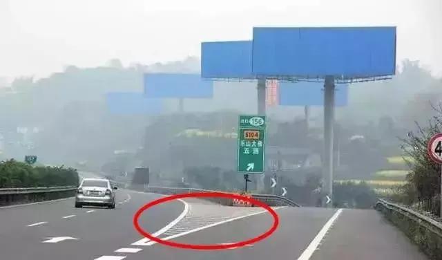 开车遇到复杂路况走错路,走错路上了高速怎么办