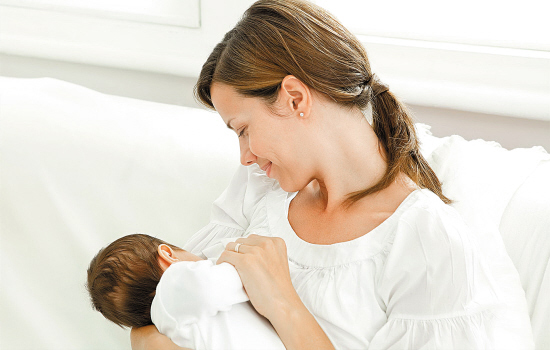 首次开奶还要给宝宝喂奶粉吗,刚出生的婴幼儿喂奶粉的正确姿势