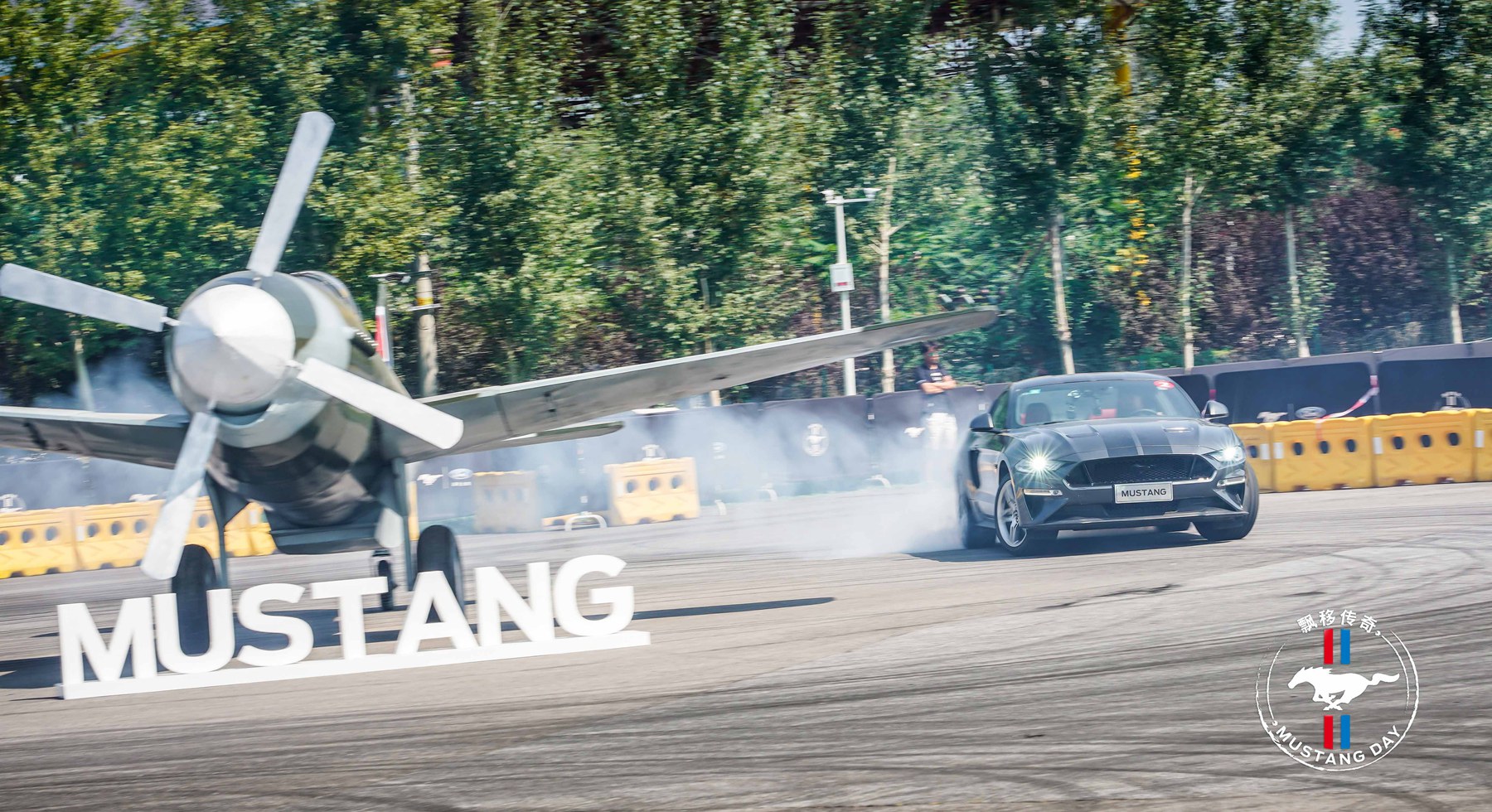 开mustang漂移,烧胎起步漂移的视频