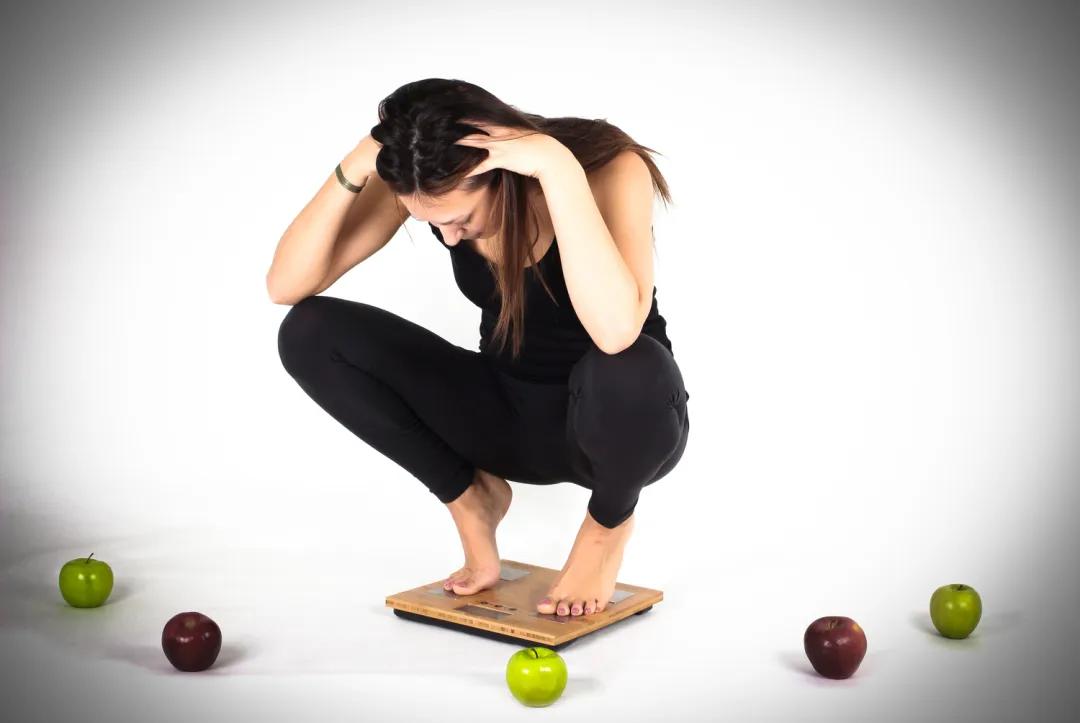 节食减肥过度出现了低血糖和贫血,减肥运动过度的表现