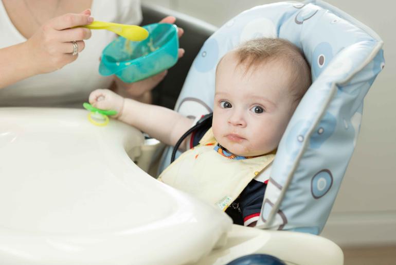 给孩子喂酒导致孩子死亡,男童被喂水呛到去世后续