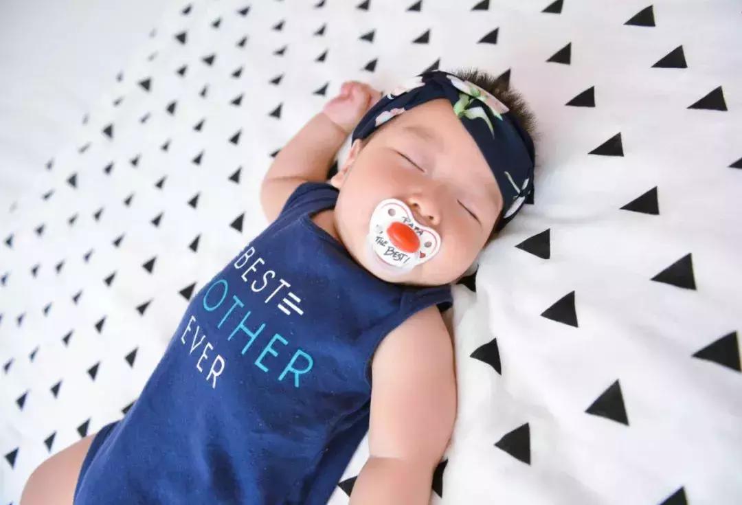 为什么不要搂着宝宝睡觉,最好不要搂着宝宝睡