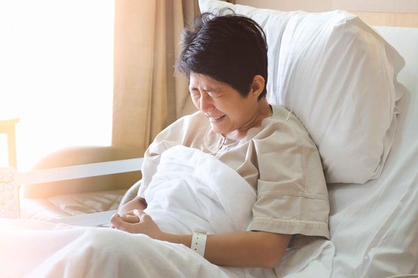 肝癌晚期会反复吐血便血吗,肝癌晚期突然发烧危险吗