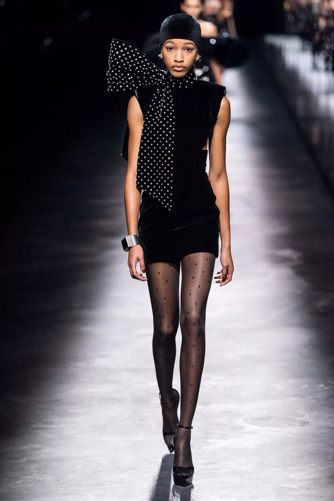 那个卖口红的YSL,教会女孩不色情的穿黑*袜丝**