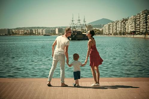 家长陪娃睡觉的图片,90后父母带孩子睡觉照片