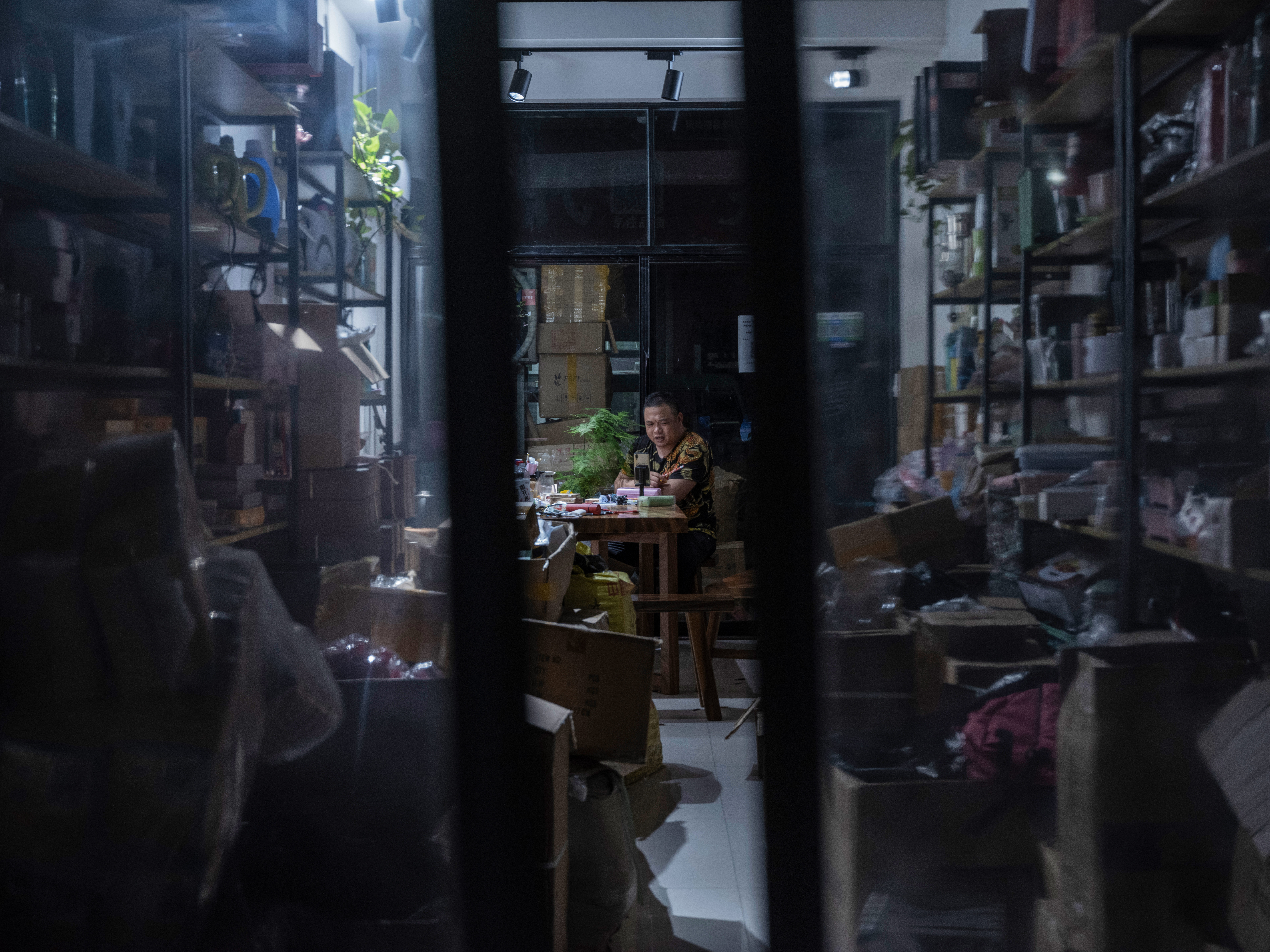 独家｜义乌带货主播生存实录：有人爆单暴富，有人成为“难民”