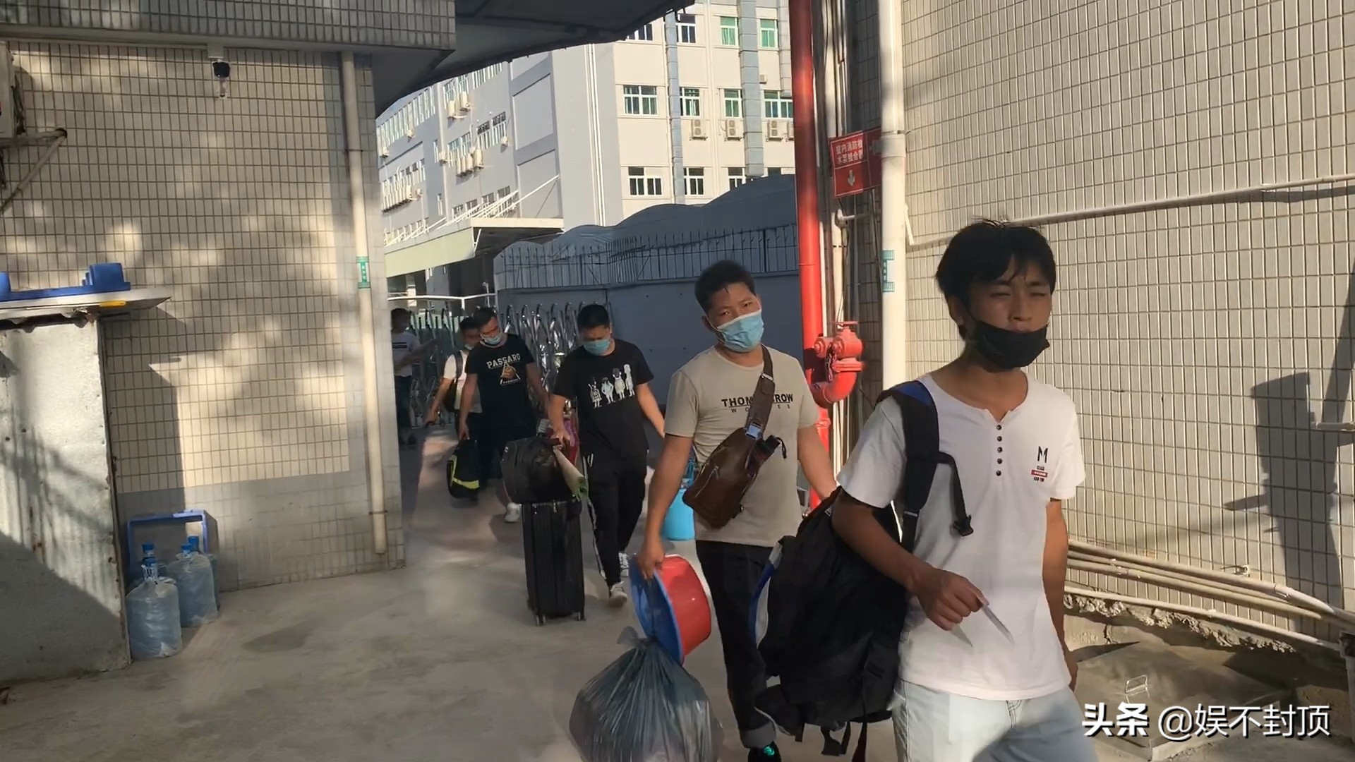 工厂工资8000得加班多少小时,电子厂每天加班10点工资6000