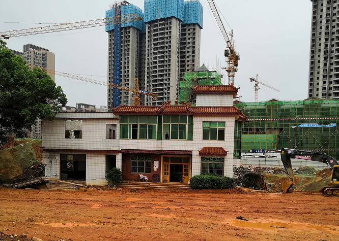 一场误会?师大附中星城二小校门口的“钉子户”,可能是...?