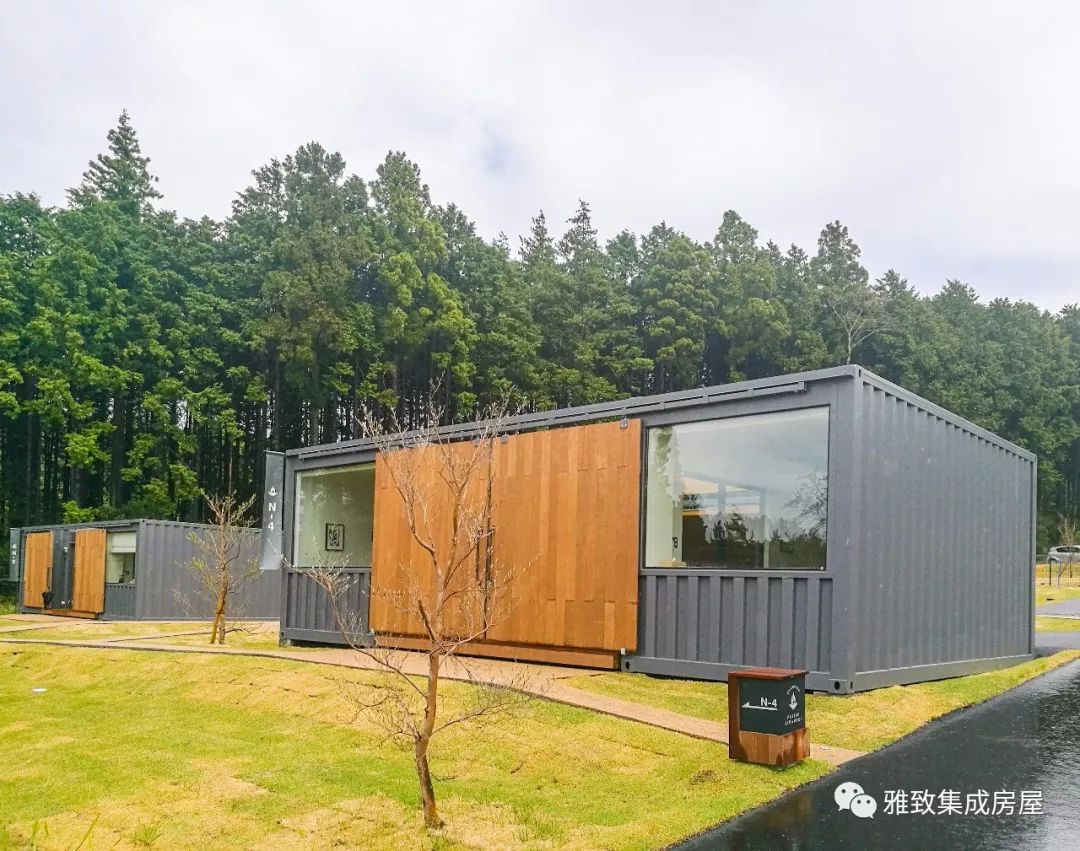 在富士山下的预制模块化露营酒店里,欣赏日本最高山峰的美景