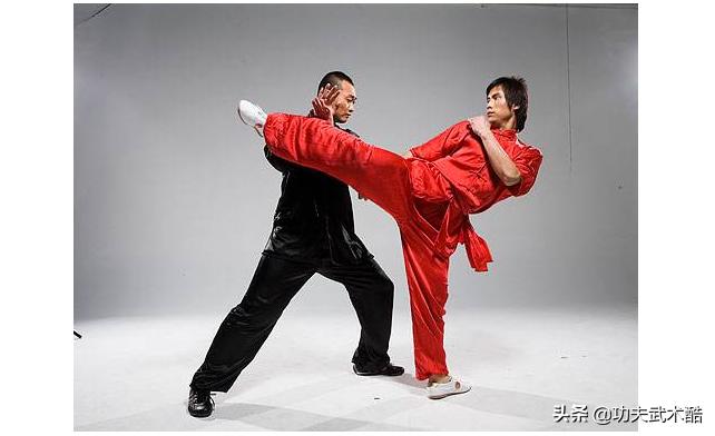 动画演示传武散手实战:内侧锁喉、内侧盘肘,近身攻敌中线要害