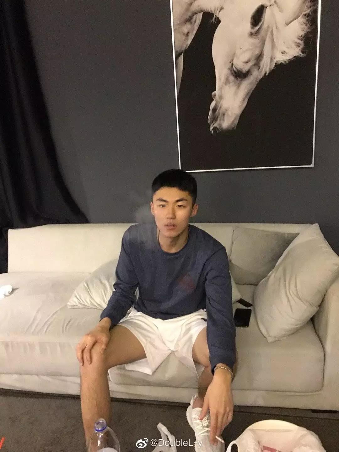 寸头好看的小哥哥,朱亚文行走的荷尔蒙寸头