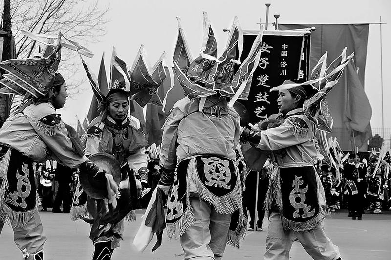 2019延安日报读本|裤角沾满泥土心中装着群众打出红红火火的好光景