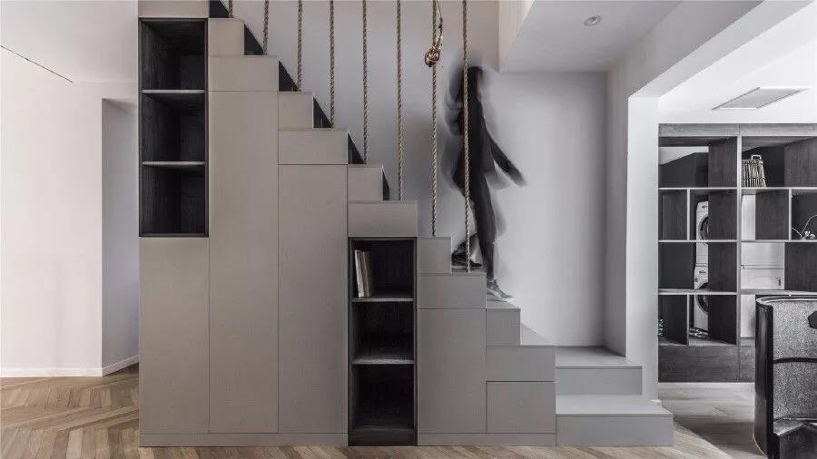 330㎡跃层,还附带阁楼,难怪朋友说像别墅,太大气了!尤其客厅