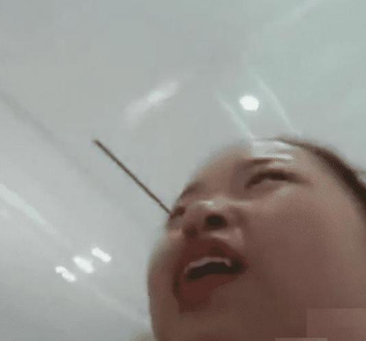 那英当众踢人视频曝光,那英被踢人引热议