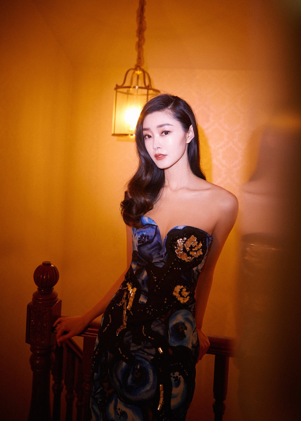 《庆余年》中她是范闲迷妹，今穿蓝色印花抹胸裙，秀香肩惊艳迷人